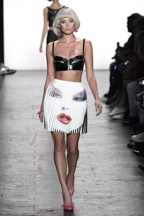 Falda de tablas de Jeremy Scott primavera/verano 2017 en la Semana de la Moda de Nueva York
