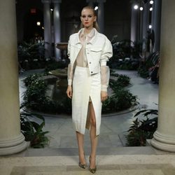 Falda blanca de Carolina Herrera primavera/verano 2017 en la Semana de la Moda de Nueva York