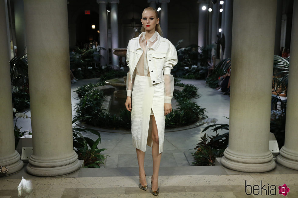 Falda blanca de Carolina Herrera primavera/verano 2017 en la Semana de la Moda de Nueva York