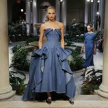 Vestido denim de Carolina Herrera primavera/verano 2017 en la Semana de la Moda de Nueva York