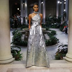 Vestido plateado de Carolina Herrera primavera/verano 2017 en la Semana de la Moda de Nueva York
