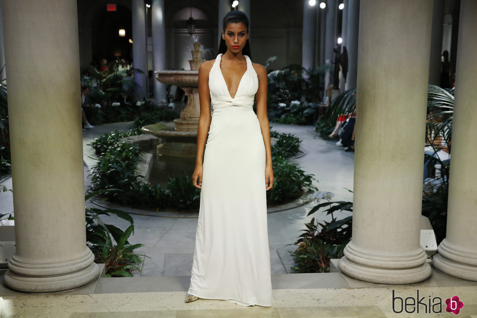 Vestido blanco de Carolina Herrera primavera/verano 2017 en la Semana de la Moda de Nueva York
