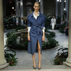 Gabardina denim de Carolina Herrera primavera/verano 2017 en la Semana de la Moda de Nueva York