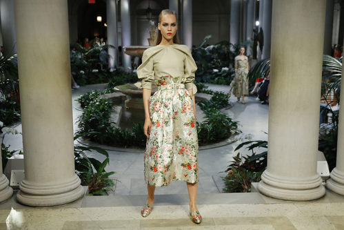 Pantalones de flores de Carolina Herrera primavera/verano 2017 en la Semana de la Moda de Nueva York