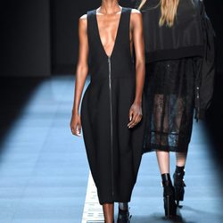 Vestido negro de Vera Wang primavera/verano 2017 en la Semana de la Moda de Nueva York