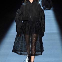 Bomber negra de Vera Wang primavera/verano 2017 en la Semana de la Moda de Nueva York