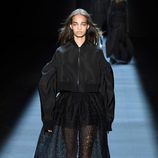 Bomber negra de Vera Wang primavera/verano 2017 en la Semana de la Moda de Nueva York