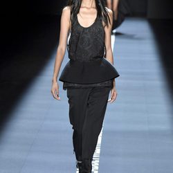 Camisa negra con volúmen de Vera Wang primavera/verano 2017 en la Semana de la Moda de Nueva York