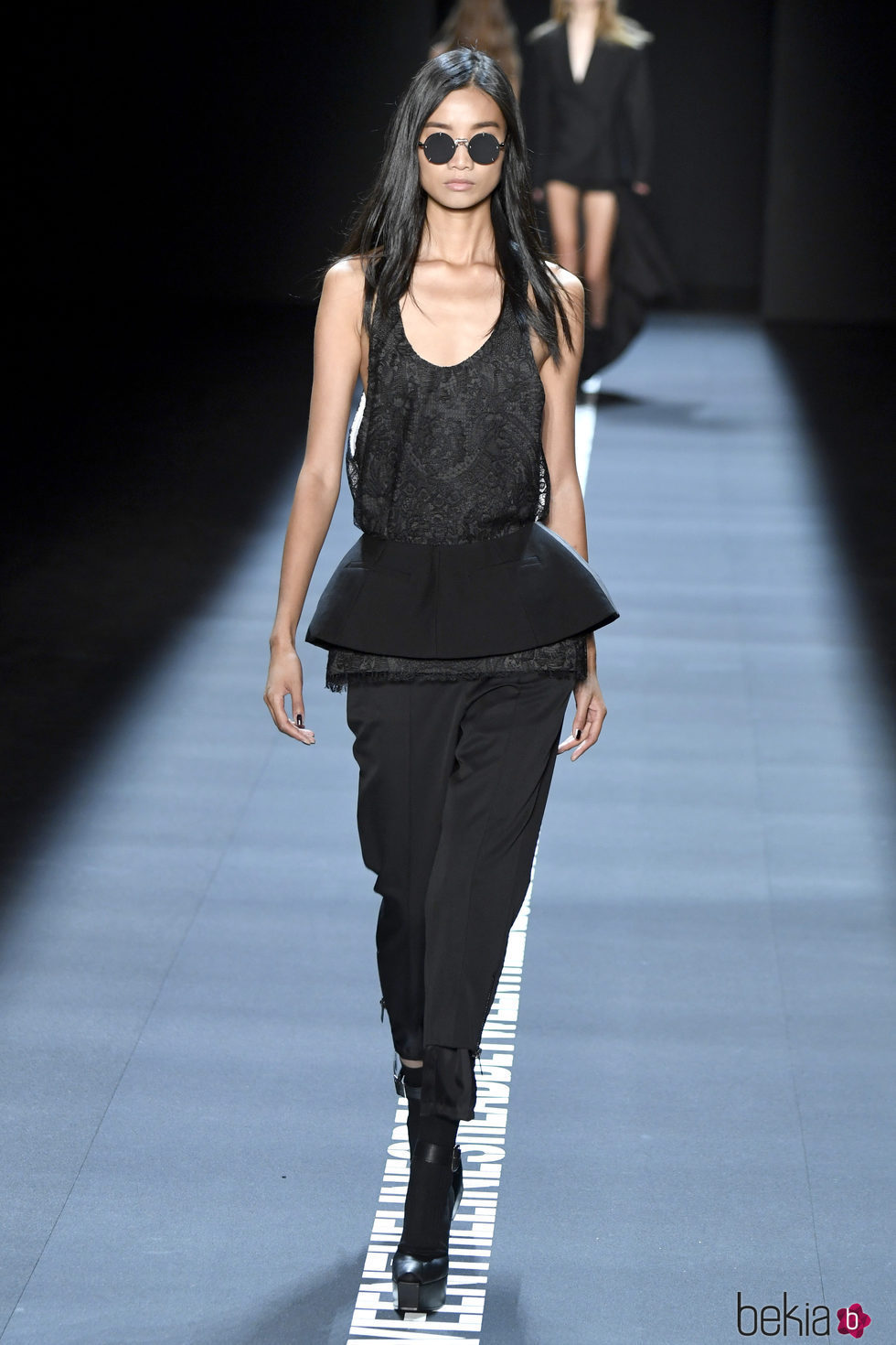 Camisa negra con volúmen de Vera Wang primavera/verano 2017 en la Semana de la Moda de Nueva York