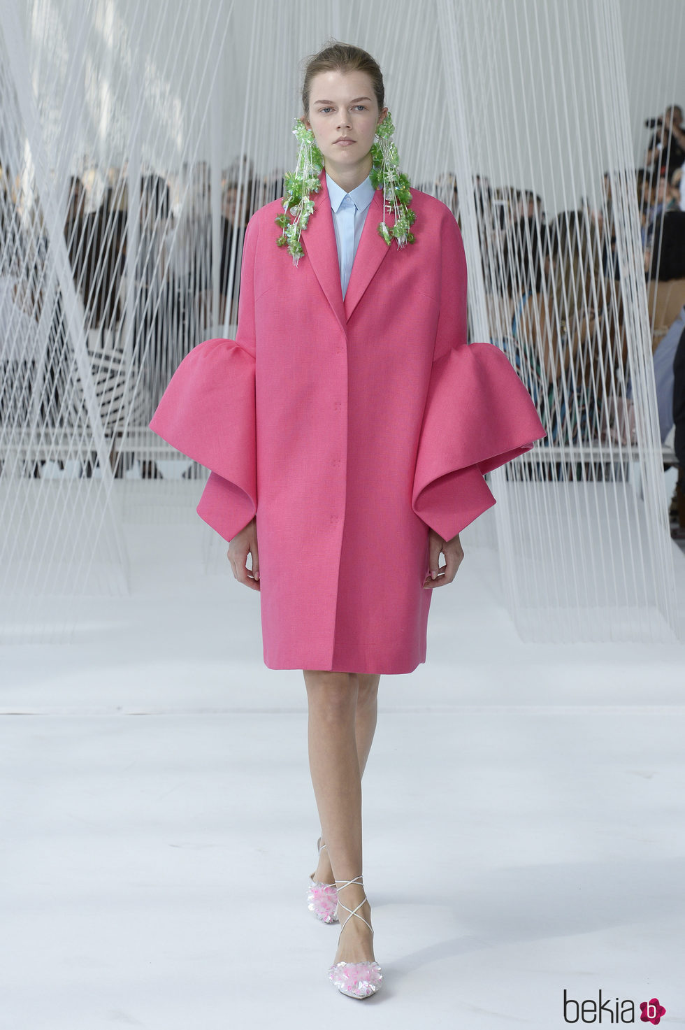 Abrigo rosa fucsia de Delpozo primavera/verano 2017 en la Semana de la Moda de Nueva York