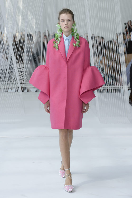 Abrigo rosa fucsia de Delpozo primavera/verano 2017 en la Semana de la Moda de Nueva York
