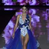 Bañador de flores azules de Andrés Sardá primavera/verano 2017 en la Semana de la Moda de Madrid