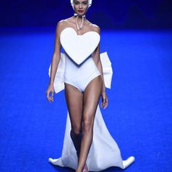 Bañador blanco de la colección primavera/verano 2017 de Agatha Ruiz de la Prada en Madrid Fashion Week