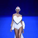 Bañador blanco de la colección primavera/verano 2017 de Agatha Ruiz de la Prada en Madrid Fashion Week