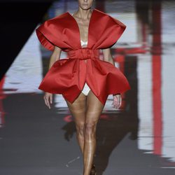 Lazo rojo de Andrés Sardá primavera/verano 2017 en la Semana de la Moda de Madrid