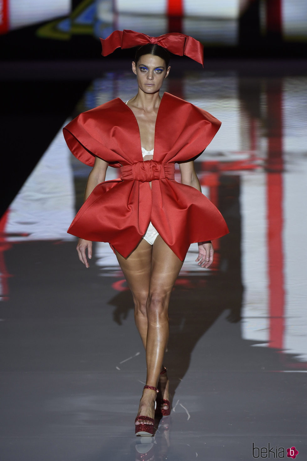 Lazo rojo de Andrés Sardá primavera/verano 2017 en la Semana de la Moda de Madrid