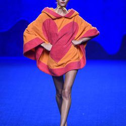 Poncho albornoz de la colección primavera/verano 2017 de Agatha Ruiz de la Prada en Madrid Fashion Week