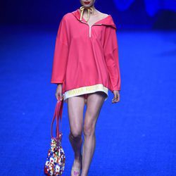 Chubasquero fucsia de la colección primavera/verano 2017 de Agatha Ruiz de la Prada en Madrid Fashion Week