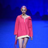 Chubasquero fucsia de la colección primavera/verano 2017 de Agatha Ruiz de la Prada en Madrid Fashion Week