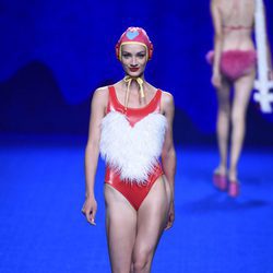 Bañador rojo con corazón blanco de la primavera/verano 2017 de Agatha Ruiz de la Prada en Madrid Fashion Week