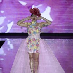 Rossy de Palma abriendo el desfile de Andrés Sardá primavera/verano 2017 en la Semana de la Moda de Madrid