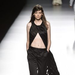 Total black de Ángel Schlesser primavera/verano 2017 en Madrid Fashion Week