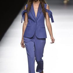 Traje azul de Ángel Schlesser primavera/verano 2017 en Madrid Fashion Week