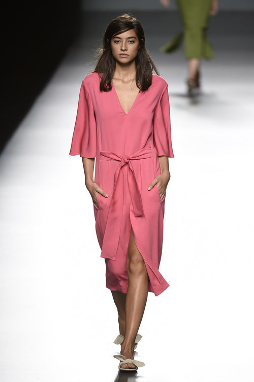 Vestido rosa de Ángel Schlesser primavera/verano 2017 en Madrid Fashion Week