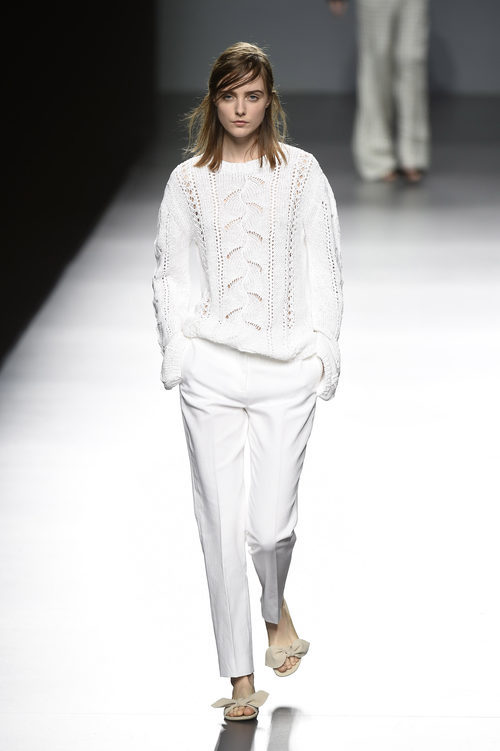 Total white de Ángel Schlesser primavera/verano 2017 en Madrid Fashion Week