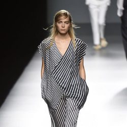 Vestido de rayas de Ángel Schlesser primavera/verano 2017 en Madrid Fashion Week