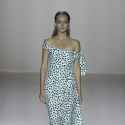 Vestido blanco de lunares de la colección primavera/verano 2017 de Roberto Torretta en Madrid Fashion Week