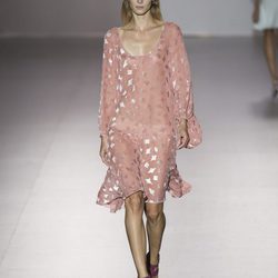 Vestido rosa con vuelo de Roberto Torreta primavera/verano 2017 en Madrid Fashion Week