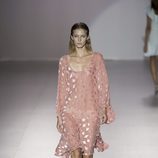 Vestido rosa con vuelo de Roberto Torreta primavera/verano 2017 en Madrid Fashion Week