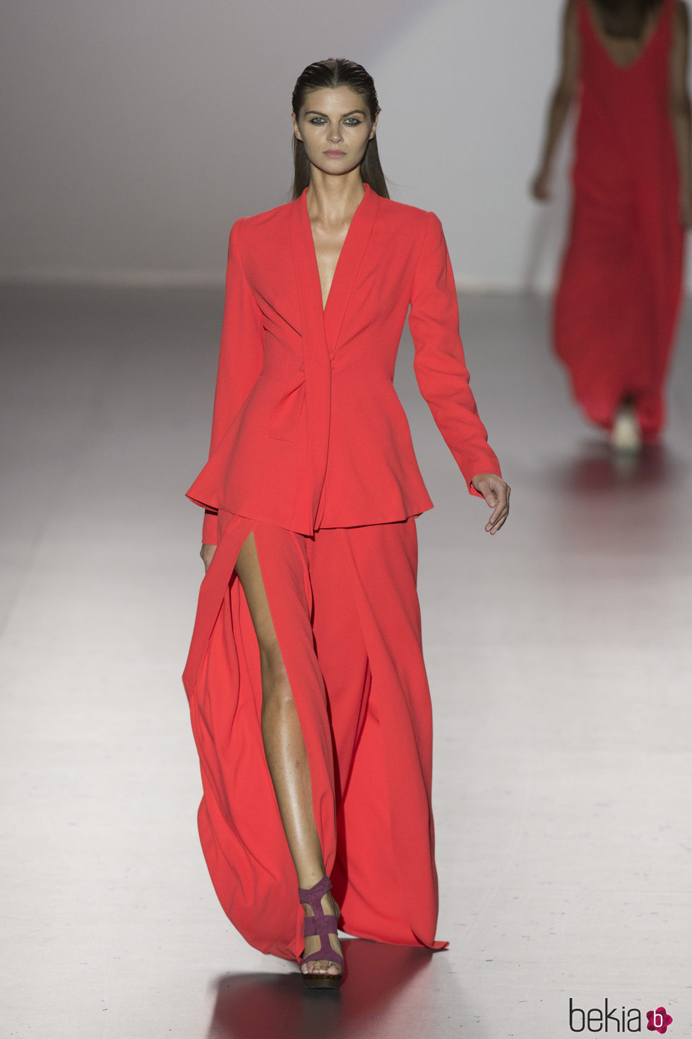 Conjunto de falda y chaqueta rojo de Roberto Torreta Vestido primavera/verano 2017 en Madrid Fashion Week