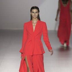 Conjunto de falda y chaqueta rojo de Roberto Torreta Vestido primavera/verano 2017 en Madrid Fashion Week