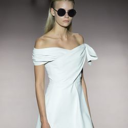 Vestido blanco palabra de honor de Roberto Torretta primavera/verano 2017 en Madrd Fashion Week