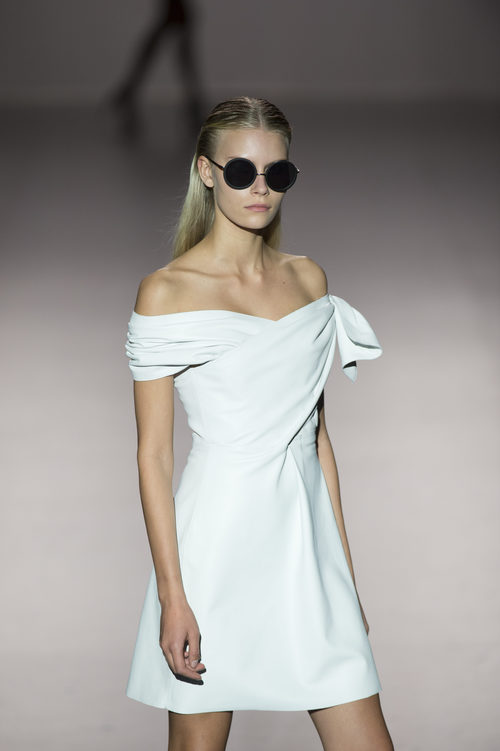 Vestido blanco palabra de honor de Roberto Torretta primavera/verano 2017 en Madrd Fashion Week