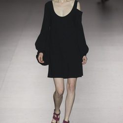 Vestido negro asimétrico de Roberto Torreta primavera/verano 2017 en Madrd Fashion Week