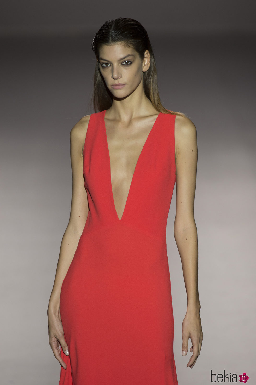 Vestido rojo largo con escote en V de Roberto Torretta primavera/verano 2017 en Madrd Fashion Week