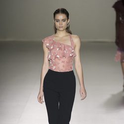 Top rosa y pantalón negro de Roberto Torretta primavera/verano 2017 en Madrid Fashion Week.