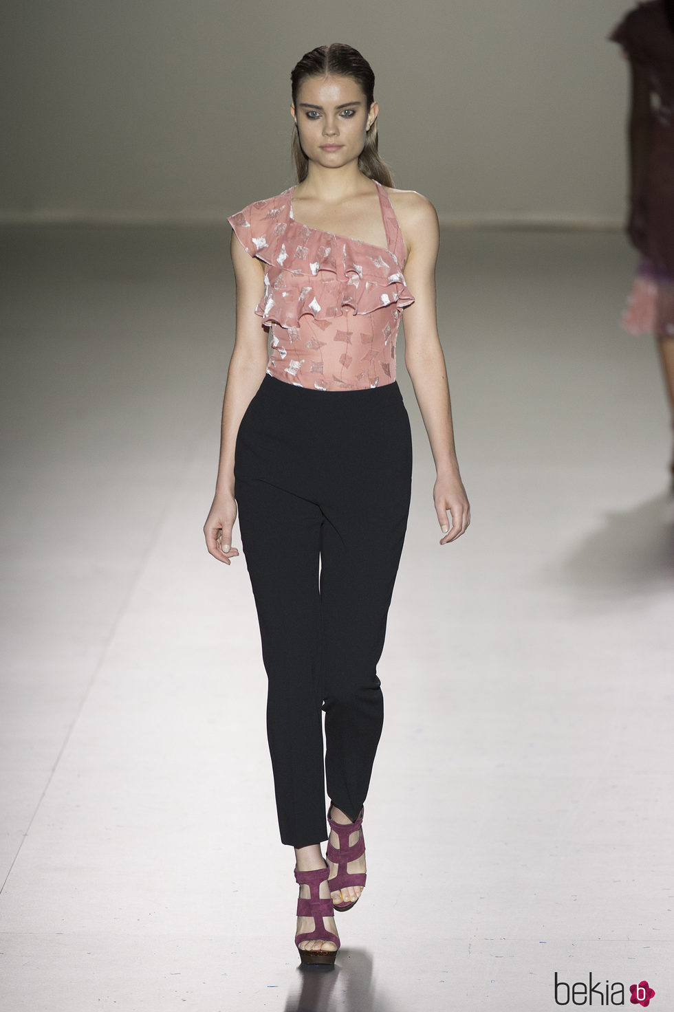 Top rosa y pantalón negro de Roberto Torretta primavera/verano 2017 en Madrid Fashion Week.