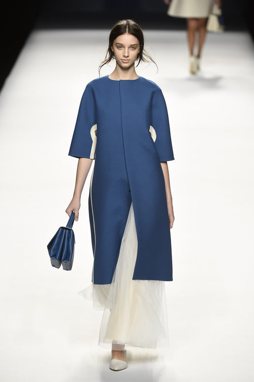 Abrigo vestido azul de Devota & Lomba primavera/verano 2017 en Madrid Fashion Week