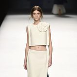 Conjunto de falda y cuerpo blanco de Devota & Lomba primavera/verano 2017 en Madrid Fashion Week
