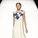 Vestido blanco con flores azules de Devota & Lomba primavera/verano 2017 en Madrid Fashion Week