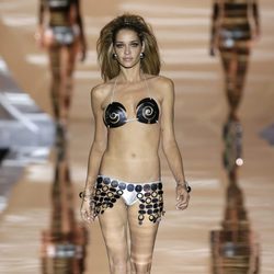 Bikini metalizado de Dolores Cortés primavera/verano 2017 en la Madrid Fashion Week
