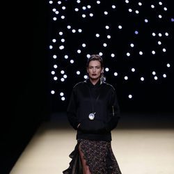 Nieves Álvarez desfilando para Juanjo Oliva primavera/verano 2017 en la Madrid Fashion Week
