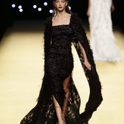 Vestido de plumas negro de Juanjo Oliva primavera/verano 2017 en la Madrid Fashion Week