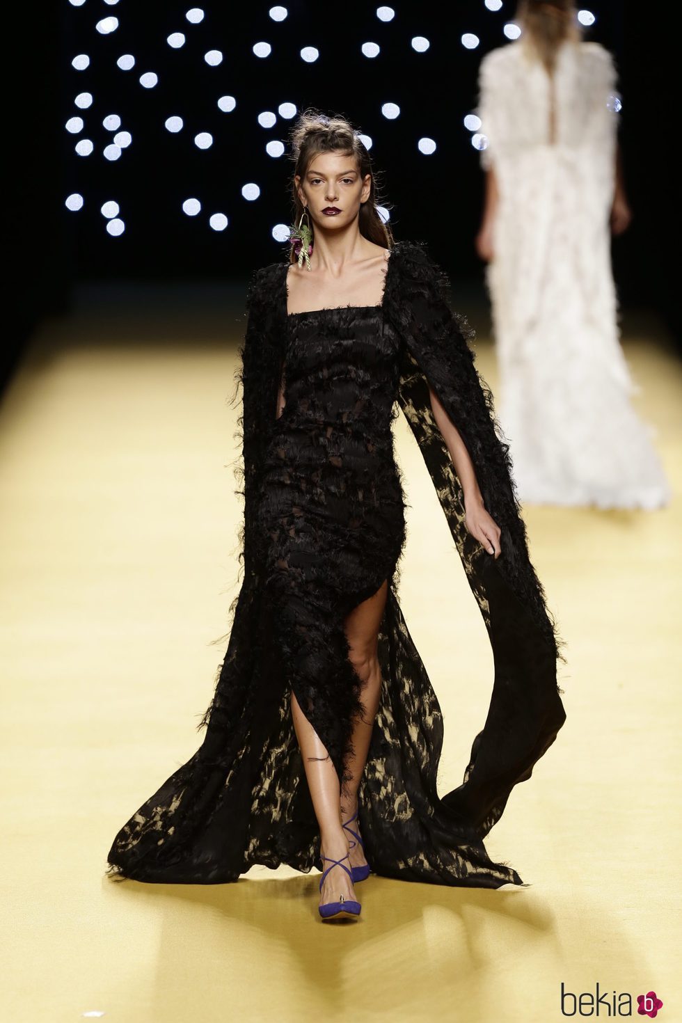 Vestido de plumas negro de Juanjo Oliva primavera/verano 2017 en la Madrid Fashion Week