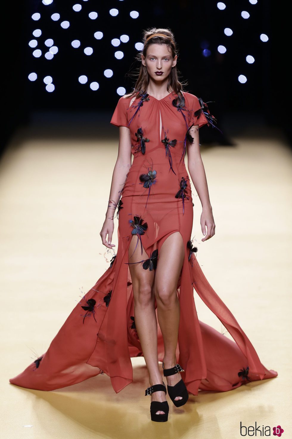 Vestido rojo de Juanjo Oliva primavera/verano 2017 en la Madrid Fashion Week