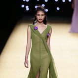 Vestido vaporoso verde de Juanjo Oliva primavera/verano 2017 en Madrid Fashion Week